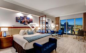 Lucky Gem Penthouse & Luxury Suites At Mgm Signature Resort, Balcony Strip View 3505